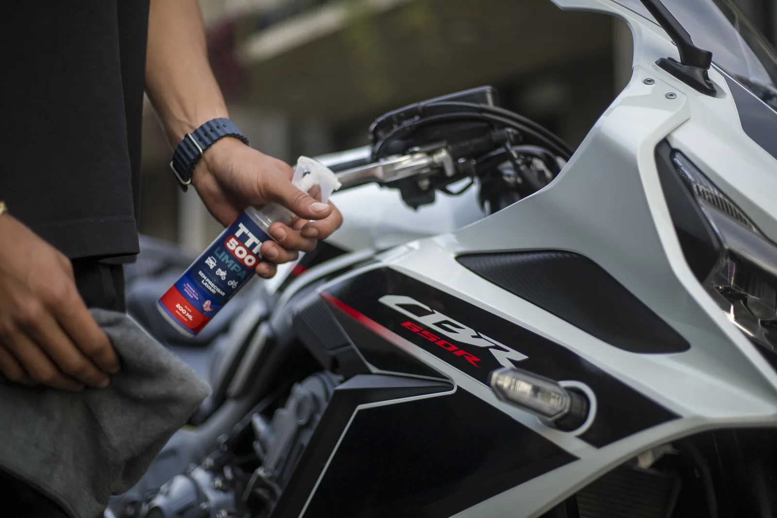 Aplicando TTR500 na carenagem de uma CBR 650R