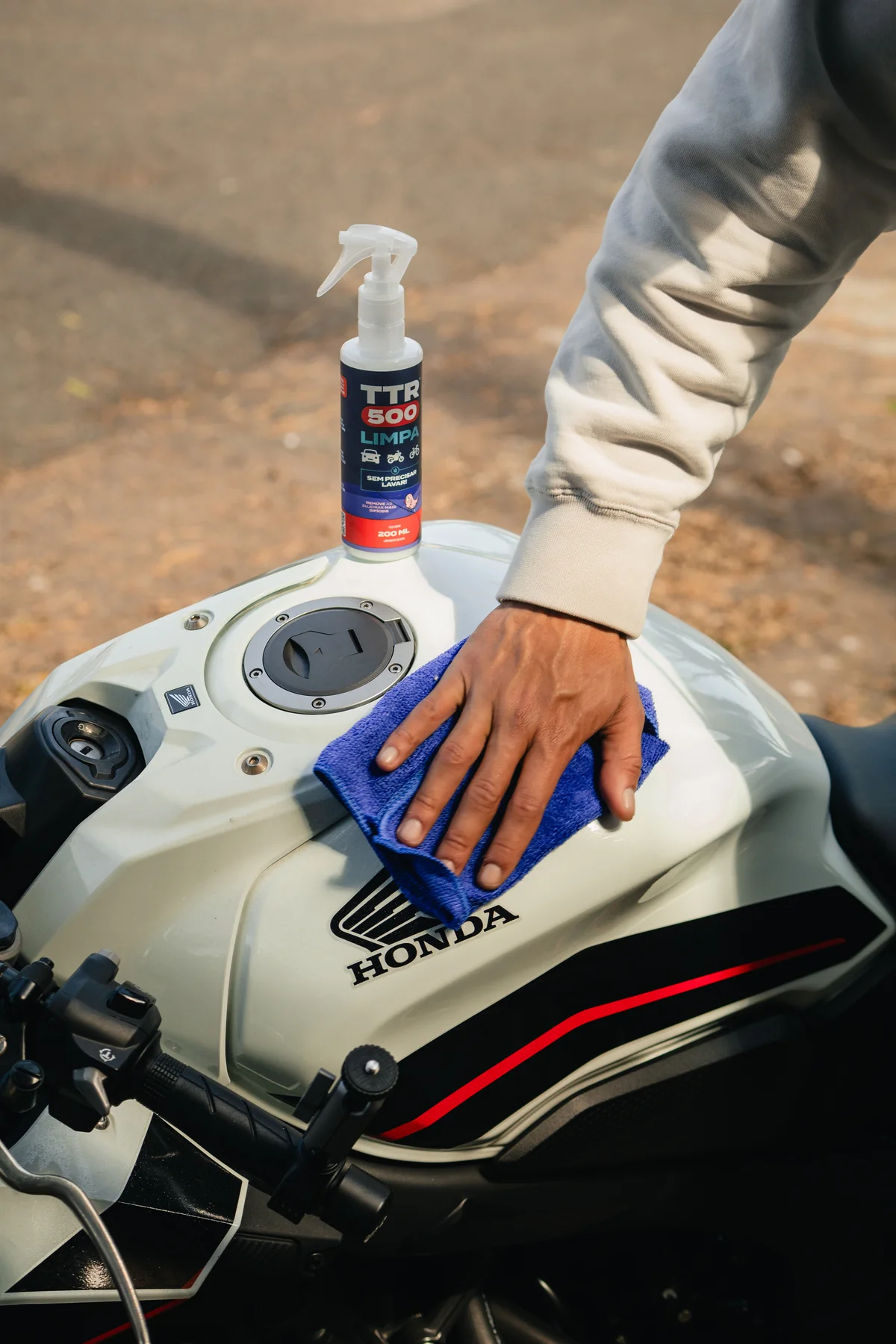 Passando o pano no tanque de uma moto Honda